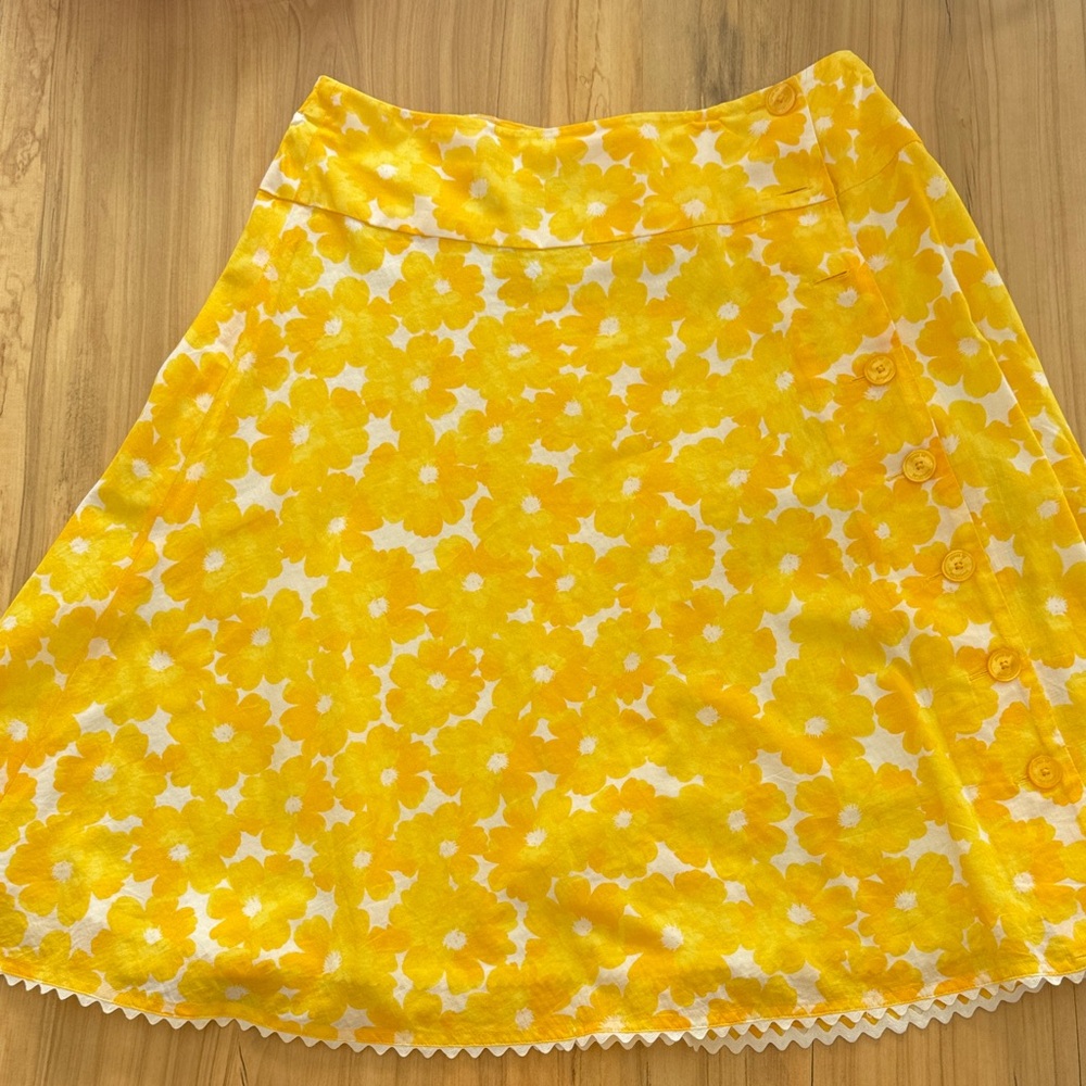 Jones New York size 8 bright yellow floral button shirt